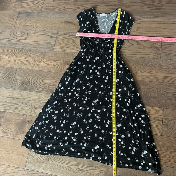 Urban Outfitters Women’s Black V Neck Floral Midi Dress. Size Medium. - Picture 13 of 13